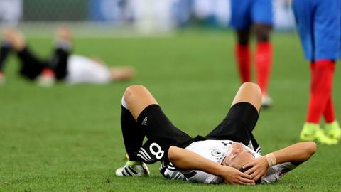 Mesut Özil liegt nach der Niederlage gegen Frankreich auf dem Rasen