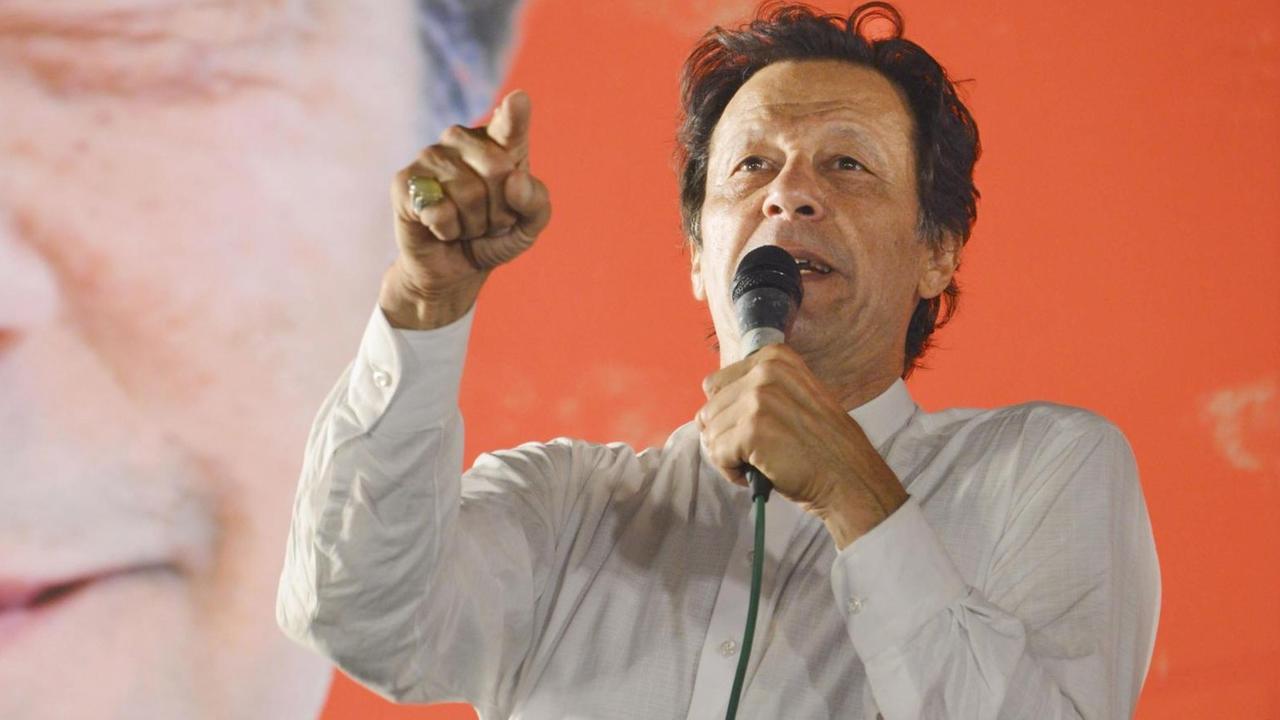 Der pakistanische Politiker Imran Khan hält eine Rede in Islamabad.