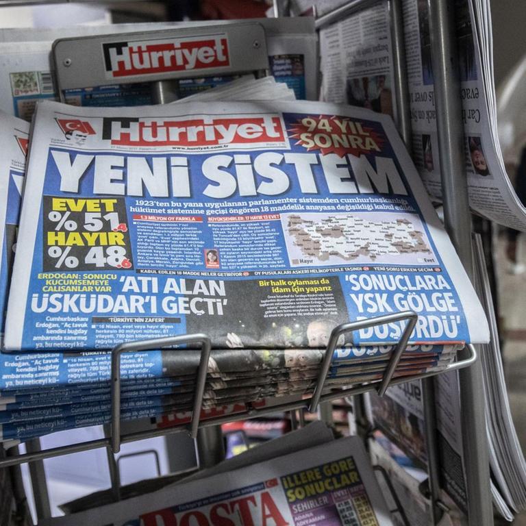 Die Tageszeitung «Hürriyet» titelt am 17.04.2017 in Istanbul (Türkei) mit «Yeni Sistem» (Neues System). Die Türken stimmten bei dem Referendum zur Einführung eines Präsidialsystems am 16.04. nach dem vorläufigen Ergebnis der Wahlkommission knapp mit «Evet» (JA).