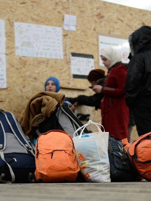 Syrische Flüchtlinge sitzen am 31.01.2016 im Wartezentrum für Flüchtlinge beim Fliegerhorst in Erding (Bayern) und warten auf ihre Registrierung