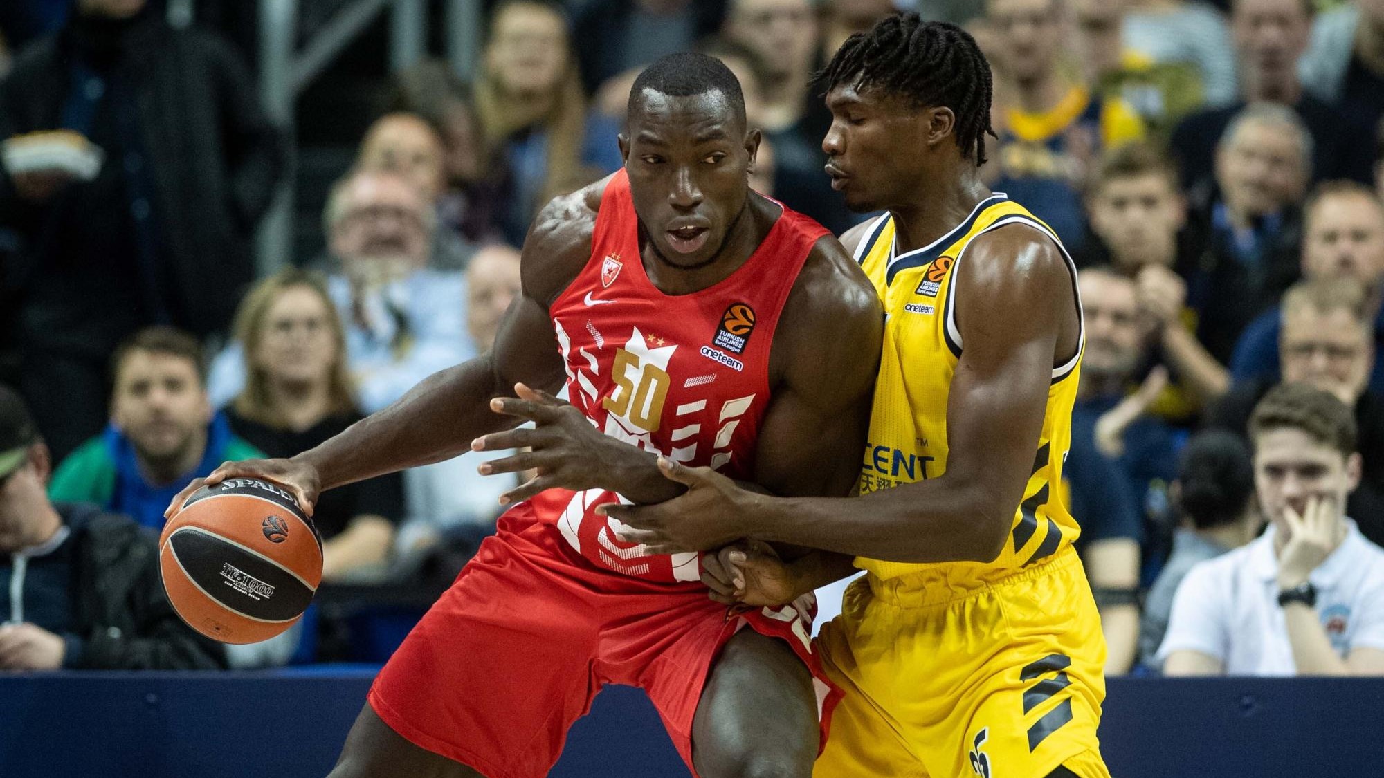 Michael Ojo: Jogador de basquete que morreu de ataque cardíaco teve  covid-19 antes, diz dirigente