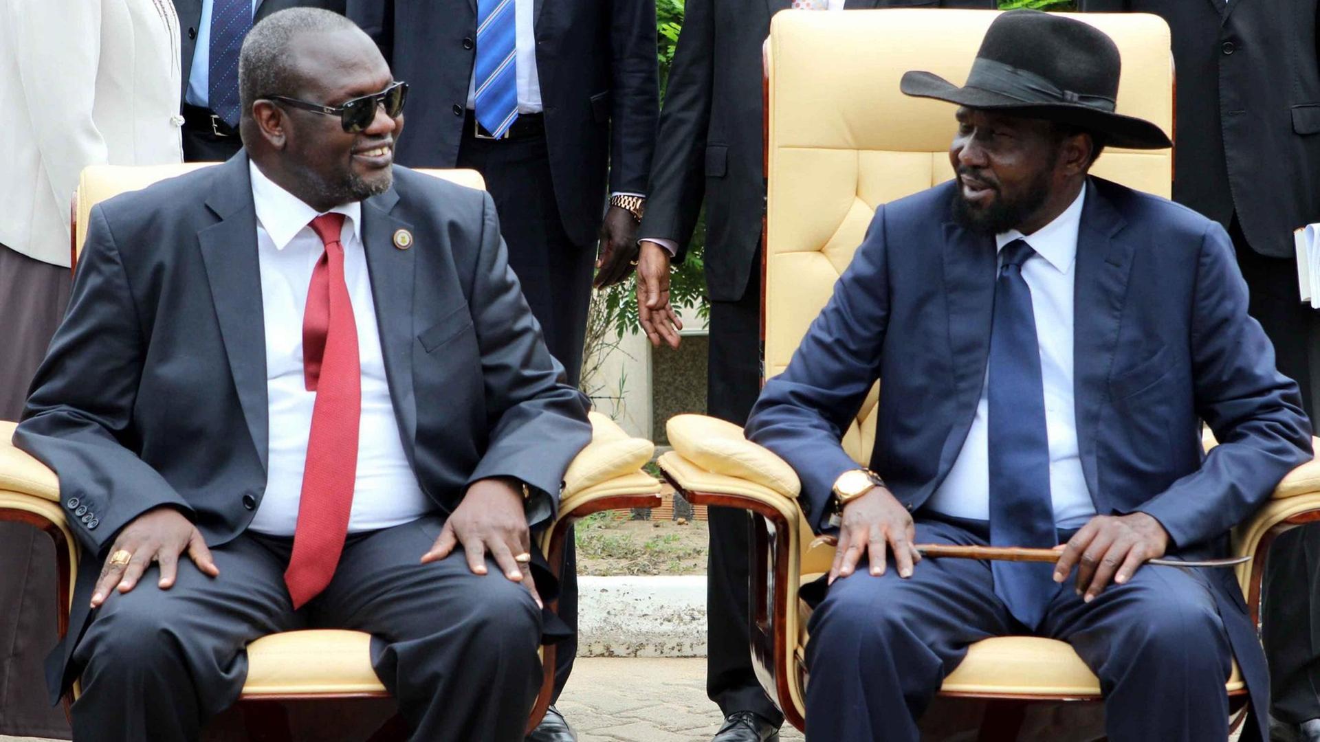 Riek Machar (l.) mit Präsident Salva Kiir bei der Zeremonie zur Einsetzung einer neuen Einheitsregierung im April 2016. Im Juli flammten neue Kämpfe auf und Machar wurde als Vizepräsident entlassen.