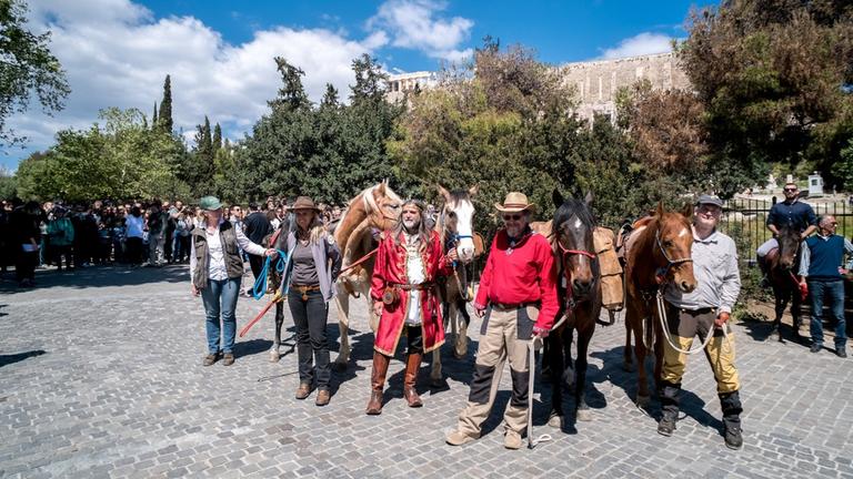 David Wewetzer, Tina Boche, Peter van der Gugten und Zsolt Szabo mit ihren Pferden auf der Dionysiou Areopagitou in Athen.