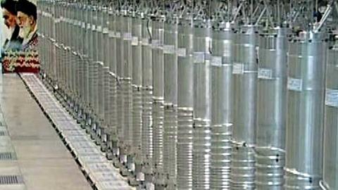 Zentrifugen für die Urananreicherung stehen in der Atomanlage Nathans. Der Iran hat laut der UN-Atombehörde IAEA mittlerweile die zehnfache Menge an angereichertem Uran wie laut Atomabkommen erlaubt.