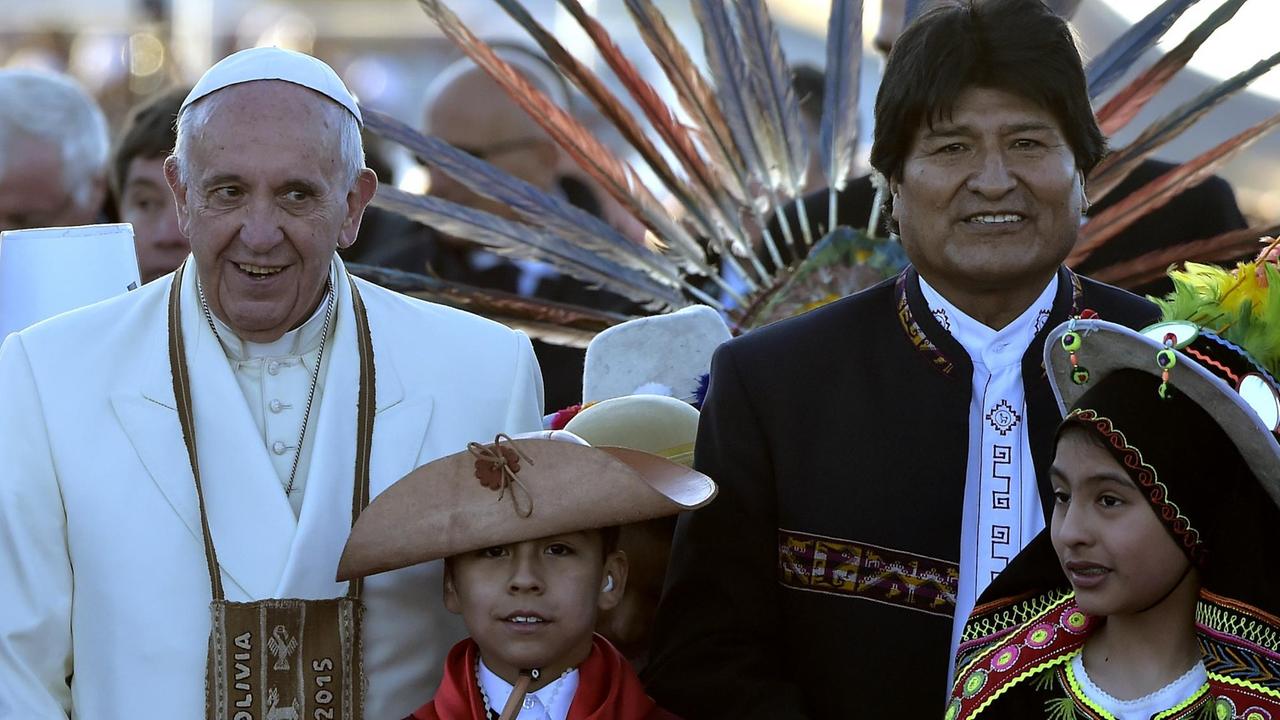 Papst Franziskus mit Boliviens Präsident Evo Morales und traditionell gekleideten Kindern in El Alto.
