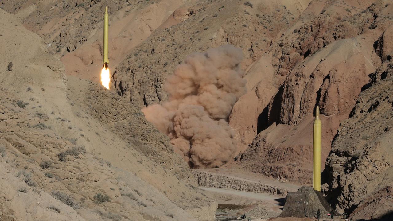 Eine Qadr-Rakete wird im Elburs-Gebirge im Iran gestartet.