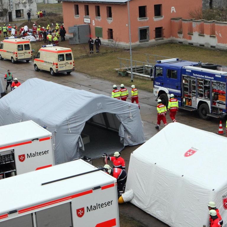 Katastrophenschutz-Übung in Brandenburg mit ASB, DLRG, Maltesern, Rotem Kreuz und THW.
