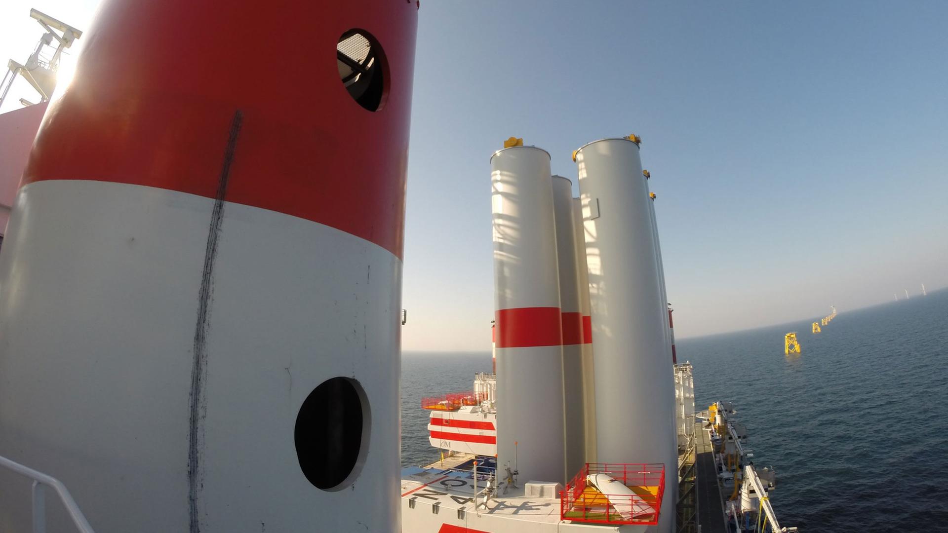 Auf dem Arbeitsdeck des Installationsschiffs "Victoria Mathias" stehen die Turmsegmente für Offshore-Windkraftanlagen.