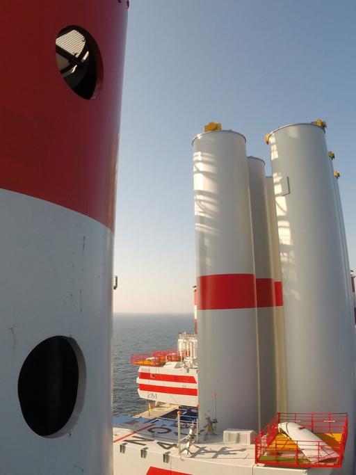 Auf dem Arbeitsdeck des Installationsschiffs "Victoria Mathias" stehen die Turmsegmente für Offshore-Windkraftanlagen.