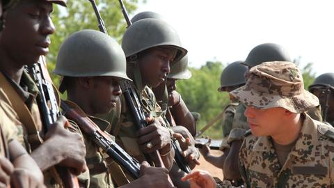Ein deutscher Soldat der EUTM Mali geht an einer Reihe malischer Pioniere in Koulikoro vorbei