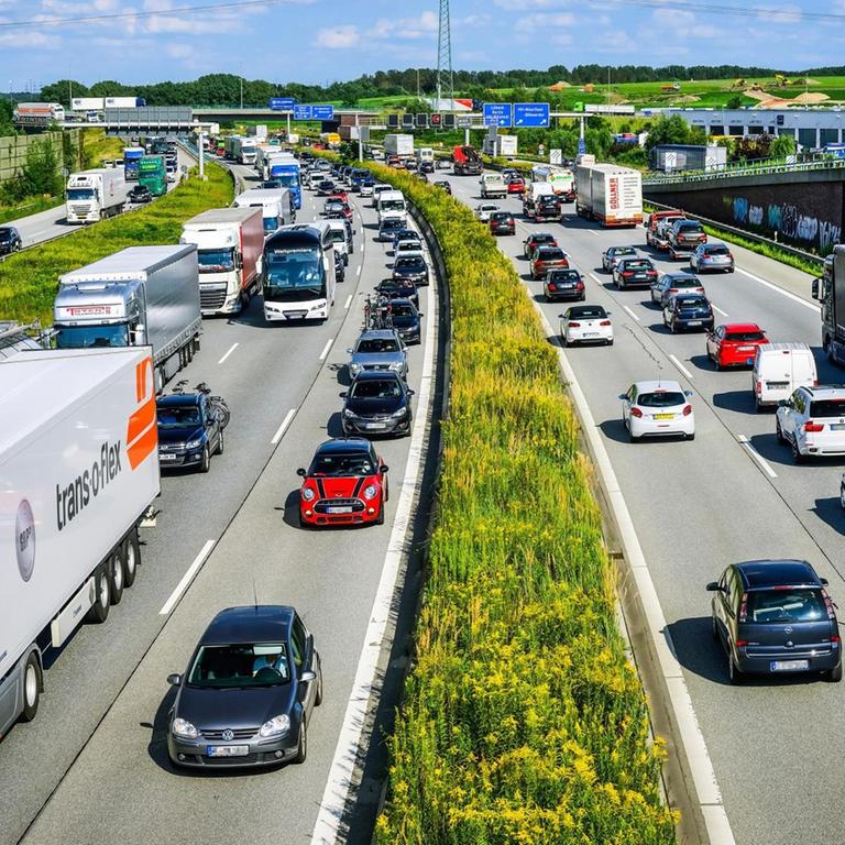 Stau auf der Autobahn A1 in Hamburg