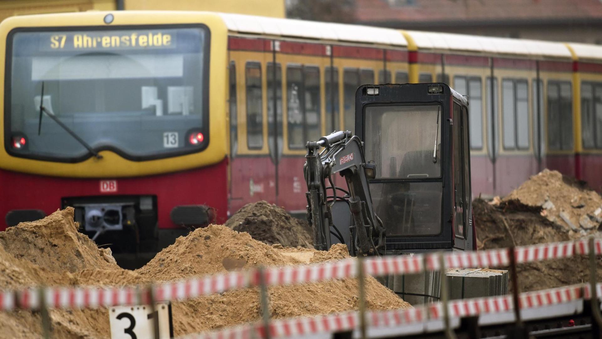 Eine S-Bahn fährt am 18.03.2016 in den Bahnhof Babelsberg bei Potsdam (Brandenburg) ein, im Vordergrund ist eine Gleisbaustelle zu sehen. Vom Freitagabend bis Montagmorgen verkehren auf der S7 zwischen Wannsee und Potsdam Hauptbahnhof wegen Gleisbauarbeiten nur Busse. Foto: Ralf Hirschberger/ZB