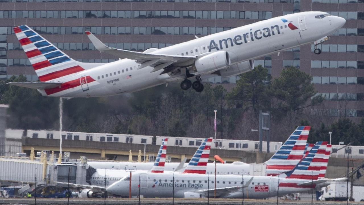 Boeing 737 von American Airlines startet vom Flughafen Washington, im Hintergrund das Lockheed-Martin-Gebäude.