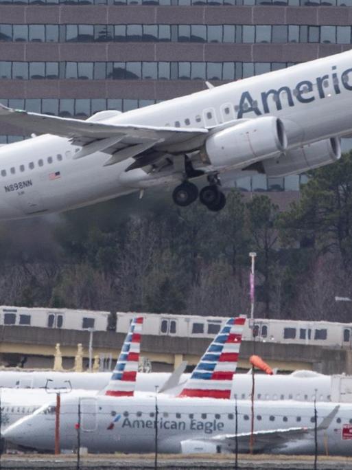 Boeing 737 von American Airlines startet vom Flughafen Washington, im Hintergrund das Lockheed-Martin-Gebäude.