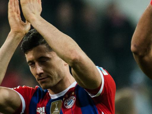 Münchens Robert Lewandowski verabschieden sich nach einem Sieg von den Fans - allerdings nur mit leisem Jubel - auf beiden Seiten