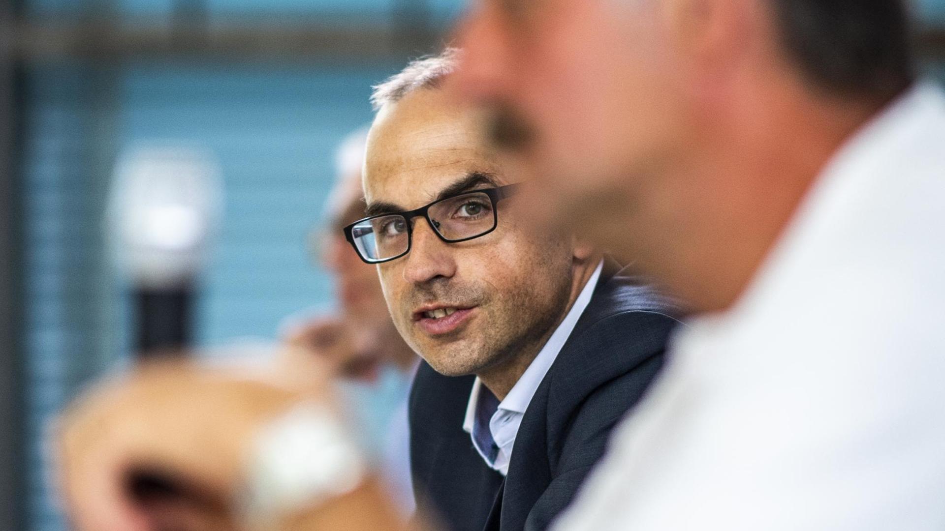 Ulf Baranowsky (li.), Geschäftsführer der Spielergewerkschaft VDV beim Proficamp der Vereinigung der Vertragsfußballspieler in der Sportschule Wedau. Dabei haben vereinslose Spieler die Chance, sich im Mannschaftstraining fit zu halten und sich in Testspielen für neue Jobs zu empfehlen. Ulf Baranowsky (li.), Geschäftsführer der Spielergewerkschaft VDV beim Proficamp der Vereinigung der Vertragsfußballspieler in der Sportschule Wedau. Dabei haben vereinslose Spieler die Chance, sich im Mannschaftstraining fit zu halten und sich in Testspielen für neue Jobs zu empfehlen.