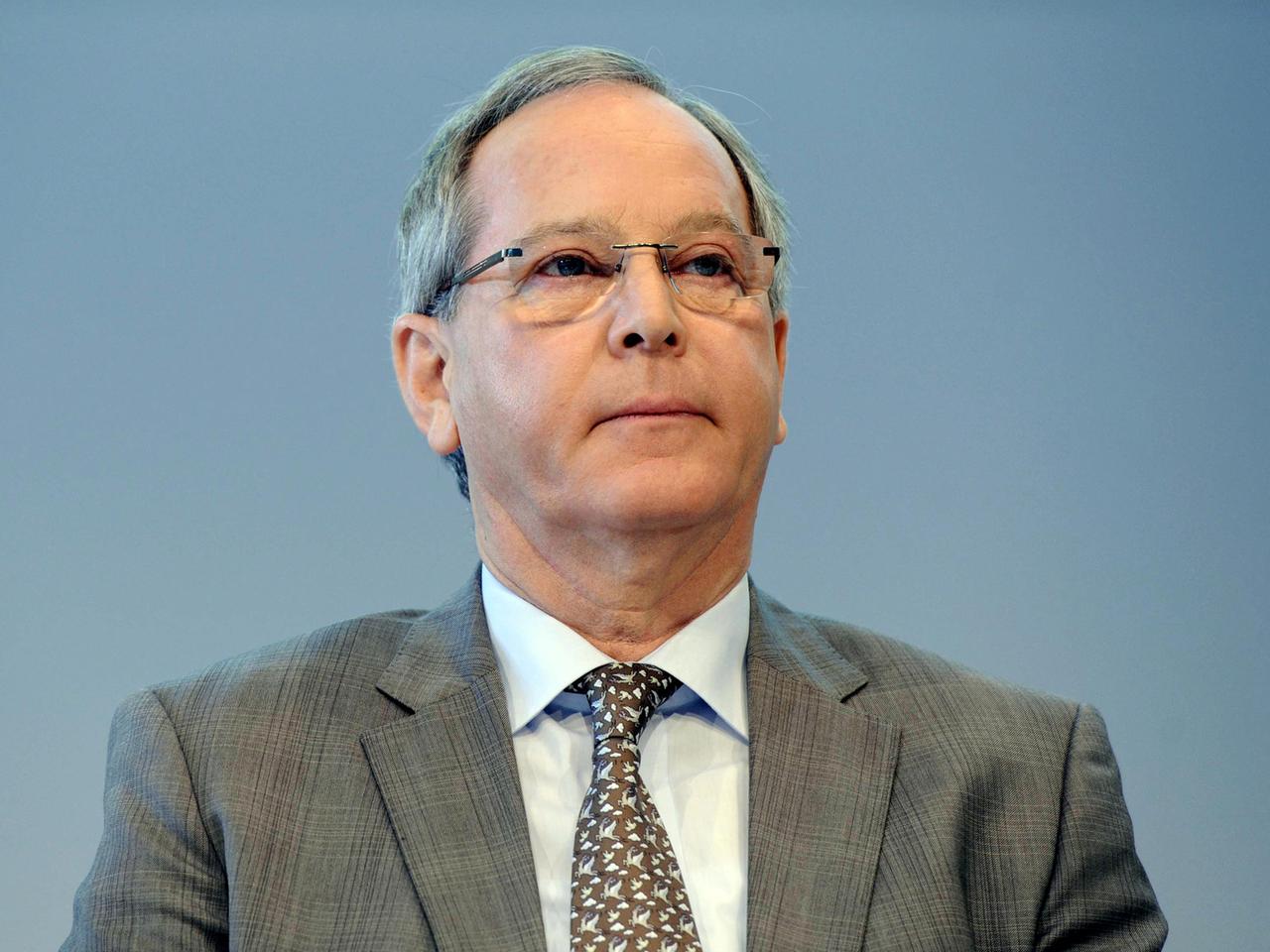 Ehemaliger ADAC-Präsident Peter Meyer während einer Pressekonferenz in Bonn.