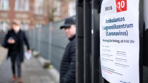 11.03.2020, Berlin: Ein Wachmann steht am Eingang der Coronavirus-Untersuchungsstelle im ehemaligen Tropen-Institut der DRK Kliniken Berlin Westend. In den neuen Untersuchungsstellen an verschiedenen Berliner Krankenhäusern sollen begründete Verdachtsfälle beraten und abgeklärt werden. Als Verdachtsfall gilt, wer Krankheits-Symptome zeigt, Kontakt zu einem bestätigten Fall hatte oder in einem Risikogebiet gewesen ist. Foto: Bernd von Jutrczenka/dpa | Verwendung weltweit