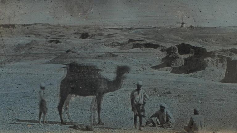 Eine Daguerreotype von Joseph-Philibert Girault de Prangey (1804-1892) aus dem Jahr 1842 zeigt eine Gruppe Männer mit Turbanen und typischer Kleidung in einer felsigen Wüstenlandschaft mit einem Kamel, das aber verwackelt ist.
