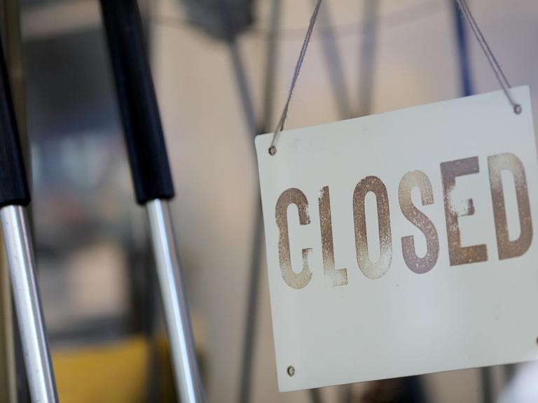 Das Schild «Closed» (Geschlossen) hängt an der Tür eines Geschäftes.