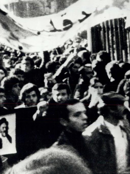 Demonstranten feiern in Teheran am 17. Januar 1979 die Flucht des Schahs nach Ägypten