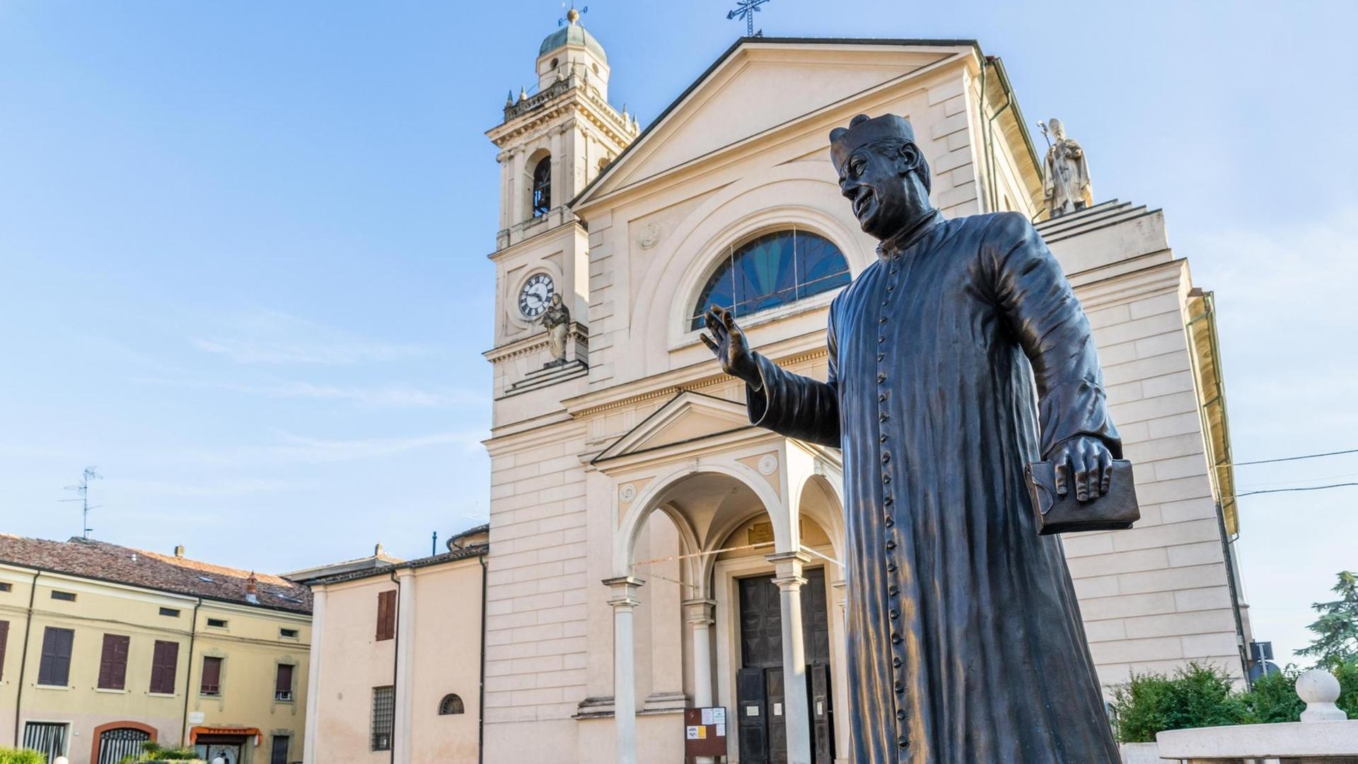 Statue von Don Camillo auf der Piazza Giacomo Matteotti vor der Kirche Santa Maria Nascente, Brescello, Provinz Reggio Emilia, Italien