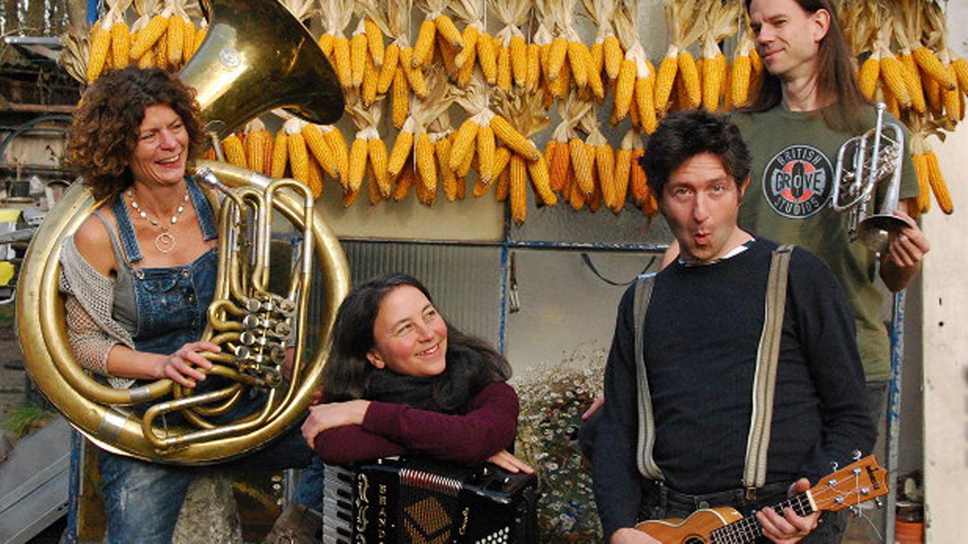 Der britische Songschreiber Gurdan Thomas mit seiner Band Der britische Songschreiber Gurdan Thomas mit seiner Band