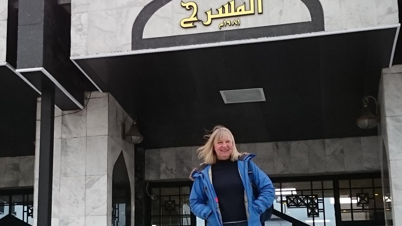 Die Theater-Regisseurin Astrid Vehstedt steht vor dem National Theatre Bagdad