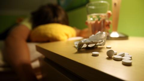 Ein Jugendlicher liegt am Donnerstag (24.06.2010) in Leichlingen in seinem Bett, auf dem Nachtisch liegen Schlaftabletten.