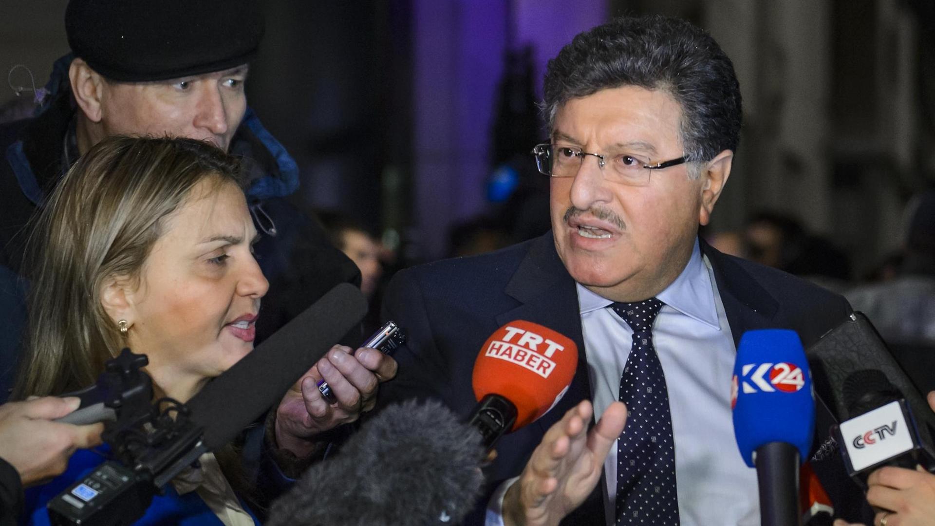Der Sprecher des Hohen Verhandlungskomitees der Assad-Gegner, Salem al-Meslet, gibt nach seiner Ankunft bei den Syrien-Gesprächen in Genf ein Pressestatement ab.
