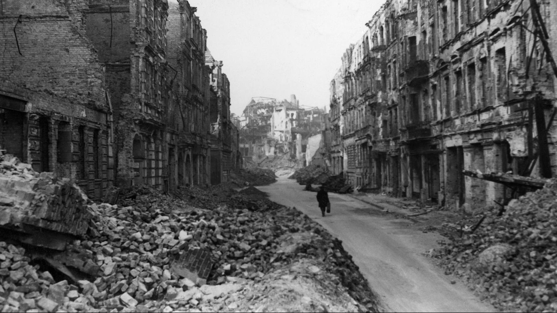 Trümmer in einer Straße in Berlin im August 1945.
