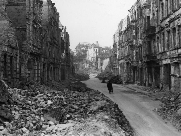Trümmer in einer Straße in Berlin im August 1945.