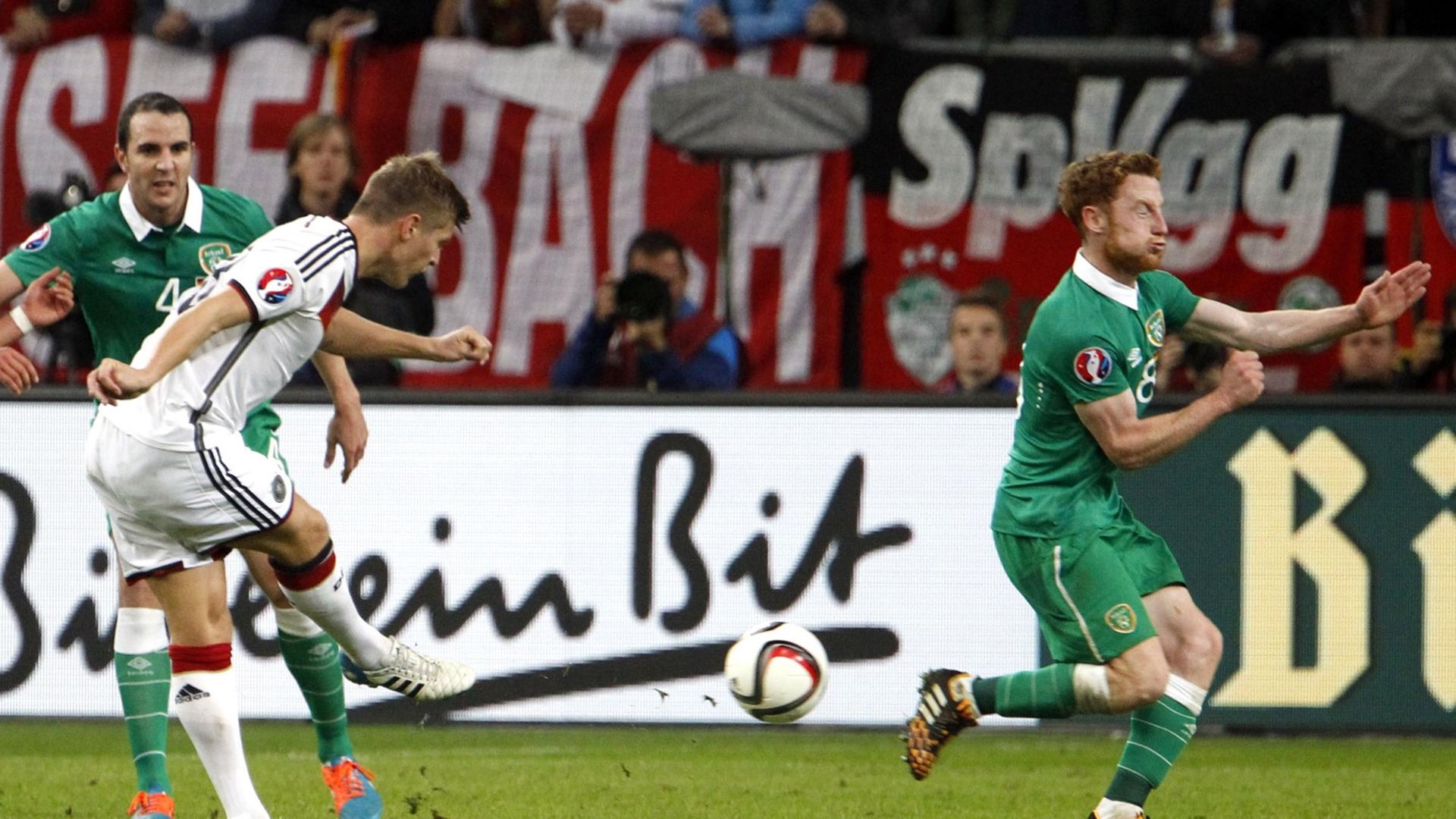 Deutschlands Mittelfeldspieler Toni Kroos schießt während des EM-Qualifikationsspiels gegen Irland in Gelsenkirchen.