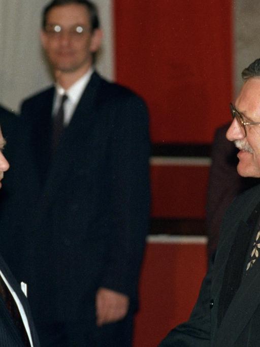 Regierungschef Vaclav Klaus (r) gratuliert dem neu gewählten Präsidenten Vaclav Havel (l). Havel, der letzte Präsident der Tschechoslowakei, ist am am 26. Januar 1993 mit großer Mehrheit zum Präsidenten der Tschechischen Republik gewählt worden.