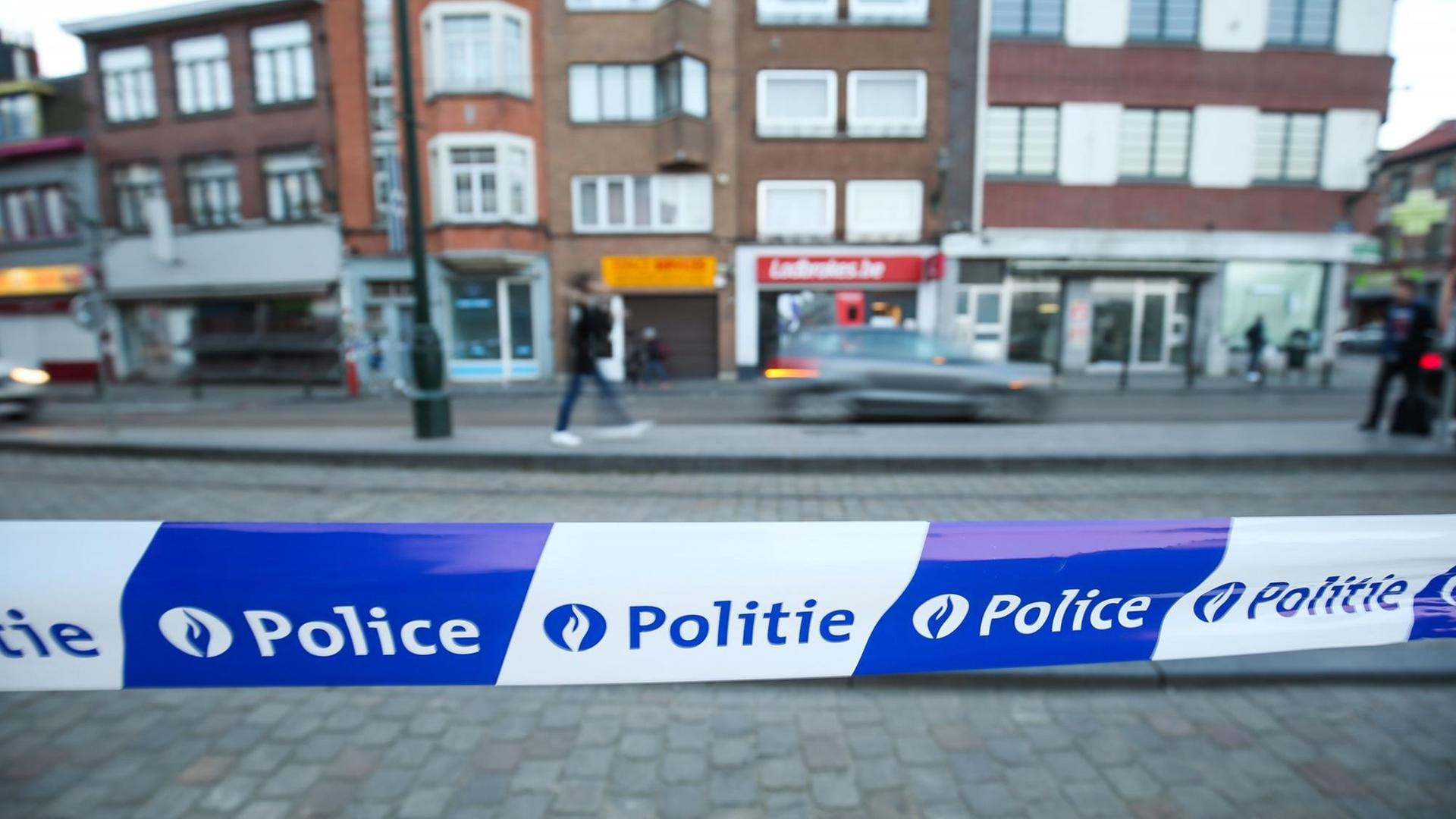 Eine Polizeiabsperrung am St. Denis-Platz in Brüssel nahe des Hauses, das eine Anti-Terror-Einheit durchsucht hat.