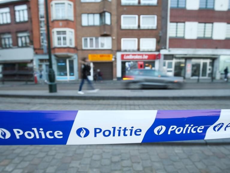 Eine Polizeiabsperrung am St. Denis-Platz in Brüssel nahe des Hauses, das eine Anti-Terror-Einheit durchsucht hat.