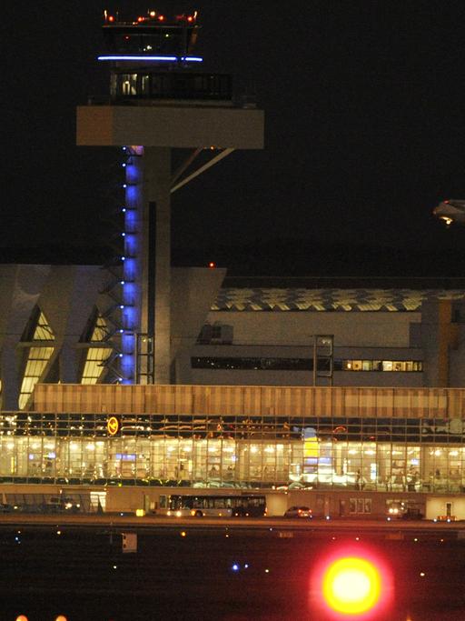 Hinter den Wartungshallen der Lufthansa und dem neuen Tower setzt eine Passagiermaschine am Dienstag auf dem Flughafen von Frankfurt am Main auf der Nordwestbahn zur Landung an.