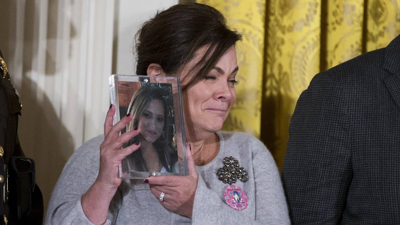 Eine Frau hält während einer Pressekonferenz im Weißen Haus das Foto ihrer verstorbenen Tochter hoch. Auf dem Termin im Oktober 2017 erklärte US-Präsident Trump aufgrund der Opioide-Krise den nationalen Gesundheitsnotstand.