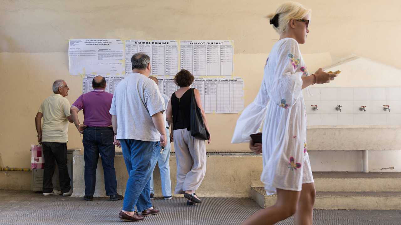 Wähler studieren die Wahlkreiszuordnung im Juli 2015 in einem Wahllokal nahe der Athener Metrostation Evangelismos