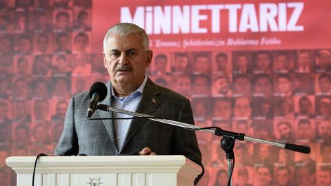 Binali Yildirim spricht in ein Mikrofon