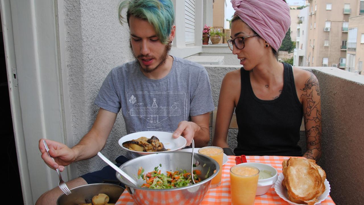 Essen auf dem Balkon in Tel Aviv
