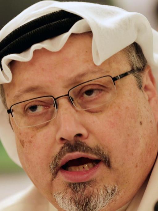Jamal Khashoggi im Jahr 2014, damals Generalmanager eines neuen arabischen Nachrichtenkanals, spricht auf einer Pressekonferenz on Manama, Bahrain, Monday, Dec. 15, 2014.