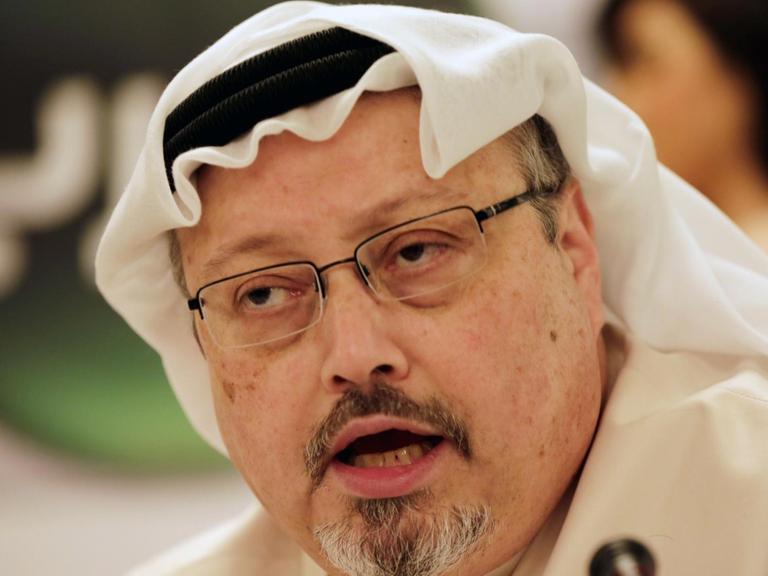 Jamal Khashoggi im Jahr 2014, damals Generalmanager eines neuen arabischen Nachrichtenkanals, spricht auf einer Pressekonferenz on Manama, Bahrain, Monday, Dec. 15, 2014.