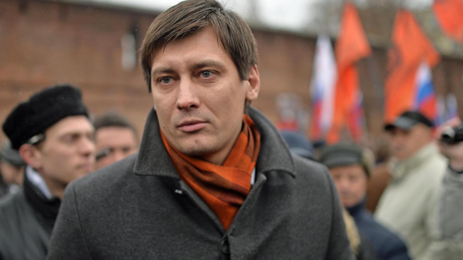 Dmitri Gudkow von der Partei "Gerechtes Russland" beim Trauermarsch für Boris Nemtsov.