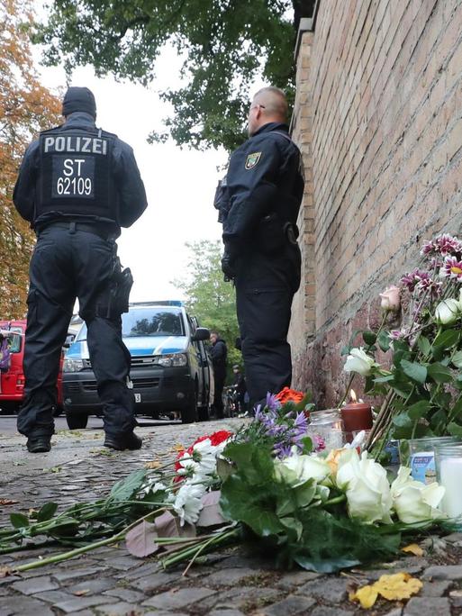 Nach Angriff in Halle (Saale) legen Menschen Blumen und Kerzen an der Tür der Synagoge nieder