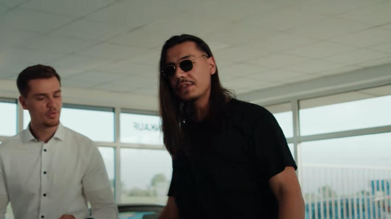 "Apache 207" mit langen Haaren und Sonnenbrille ist mit einem anderen Mann in dem Video zu sehen. "Apache 207" mit langen Haaren und Sonnenbrille ist mit einem anderen Mann in dem Video zu sehen.