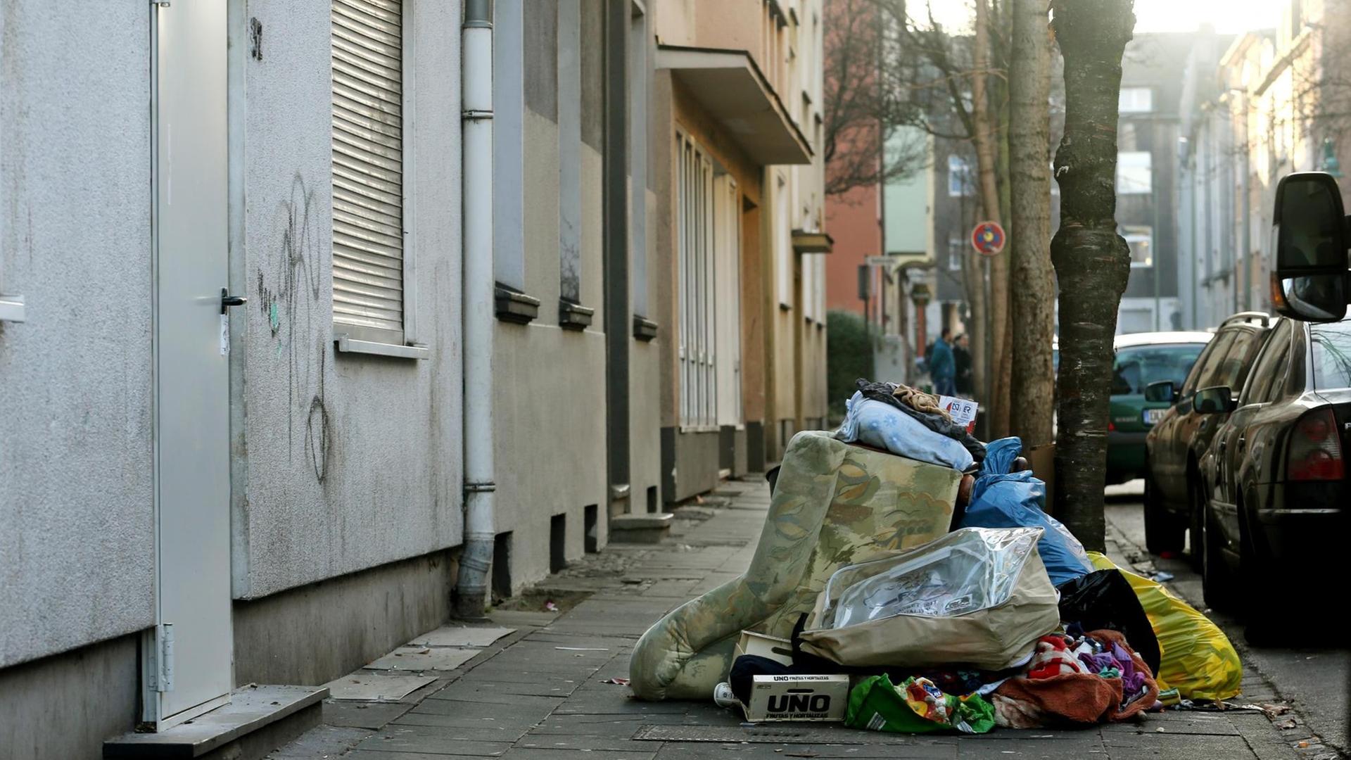 Müll liegt im Stadtteil Marxloh in Duisburg auf der Straße. Ein Teil der Häuser zählt zu sogenannten Schrottimmobilien, die aus Brandschutzgründen geräumt werden müssen.