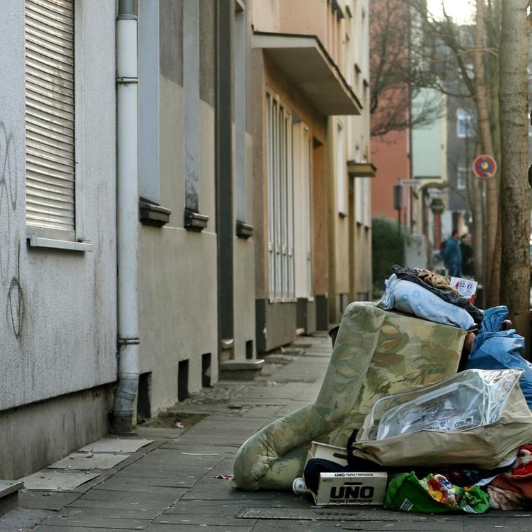 Müll liegt im Stadtteil Marxloh in Duisburg auf der Straße. Ein Teil der Häuser zählt zu sogenannten Schrottimmobilien, die aus Brandschutzgründen geräumt werden müssen.