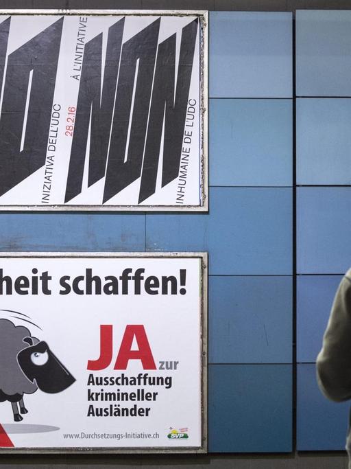 Plakate, die gegen bzw. für die Durchsetzungsinitiative in der Schweiz werben