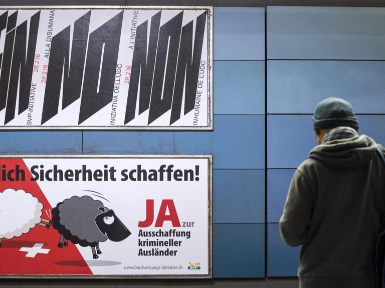 Plakate, die gegen bzw. für die Durchsetzungsinitiative in der Schweiz werben